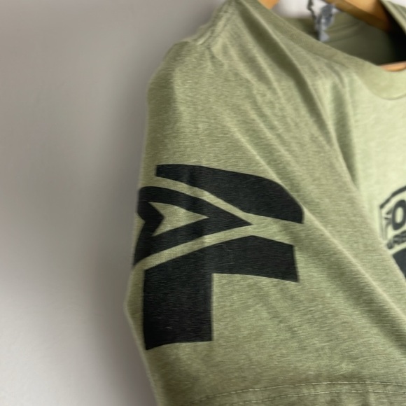 Women's Force Barbell Club Olive Green T-Shirt Size Medium Skull Soft Stretchy - Picture 3 of 6